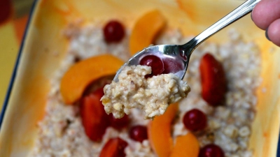 Haferkleie können - zum Beispiel verarbeitet zu einem Porridge - einen positiven Effekt auf den Cholesterinspiegel haben. (Foto: Jens Kalaene/dpa-Zentralbild/dpa-tmn)