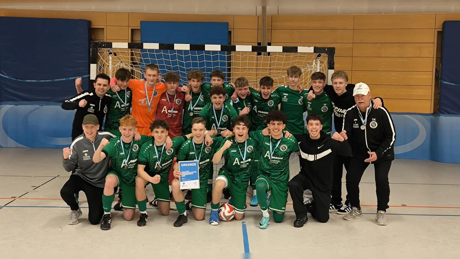 Die erfolgreiche U17 der SpVgg, hinten von links: Trainer Jonas Langer, Marius Arnold, Maximilian Götz, Zakhar Khyzhniak, Leo Krusche, Fabio Mehringer, Tim Müller, Luca Montalto, Tom Mory, Timo Frank, Dmytro Kasatkin, Co-Trainer Karl-Heinz Knetsch. Mitte: Paul Brandner. Vorne von links: Co- Trainer Constantin Prosch, Michael Stöber, Christopher Krez, Fabio Bologna, Maxim Lentner, Erion Asllani, Bekir Xhemaj. (Foto: Manfred Wild)