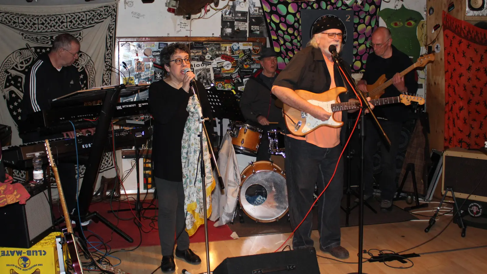 Der Bluesmusiker Tas Cru (Zweiter von rechts) spielte im Rahmen seiner „Riffin’ the Blue Tour 2023“ durch Deutschland und die Schweiz mit seiner Band im „Weißen Ross“ in Immeldorf. (Foto: Jens Plackner)