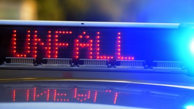 Nach dem Unfall gab es auf der A8 zunächst in beide Richtungen kein Durchkommen mehr. (Symbolbild) (Foto: Stefan Puchner/dpa)