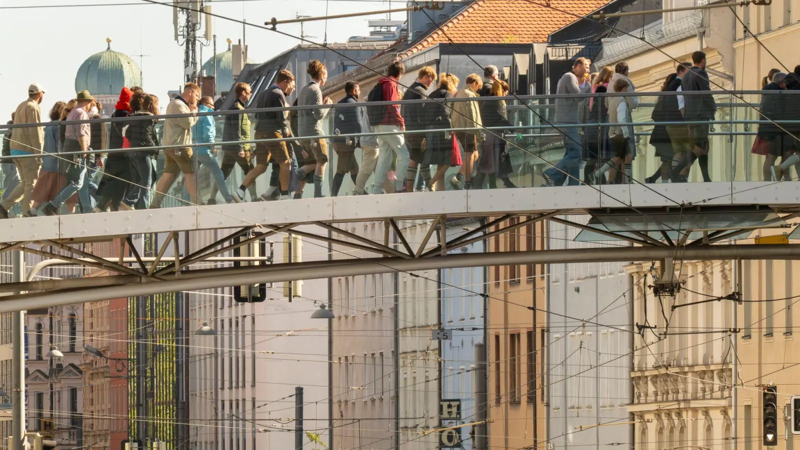 Menschen strömen in den letzten Wiesn-Tagen zur Theresienwiese. (Foto: Peter Kneffel/dpa)