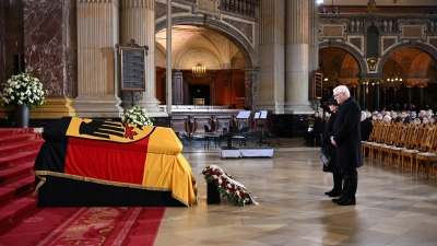 Die Staatsspitze, Freunde und Wegbegleiter nehmen Abschied von Altbundespräsident Köhler. (Foto: Annegret Hilse/Reuters/Pool/dpa)