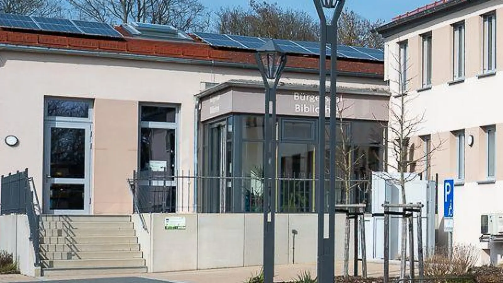 Künftig 16 statt bislang 14 Ratsmitglieder werden ab Mai im Uehlfelder Bürgersaal (linkes Gebäudeteil) über die Geschicke der Marktgemeinde mitbestimmen. (Foto: Mirko Fryska)