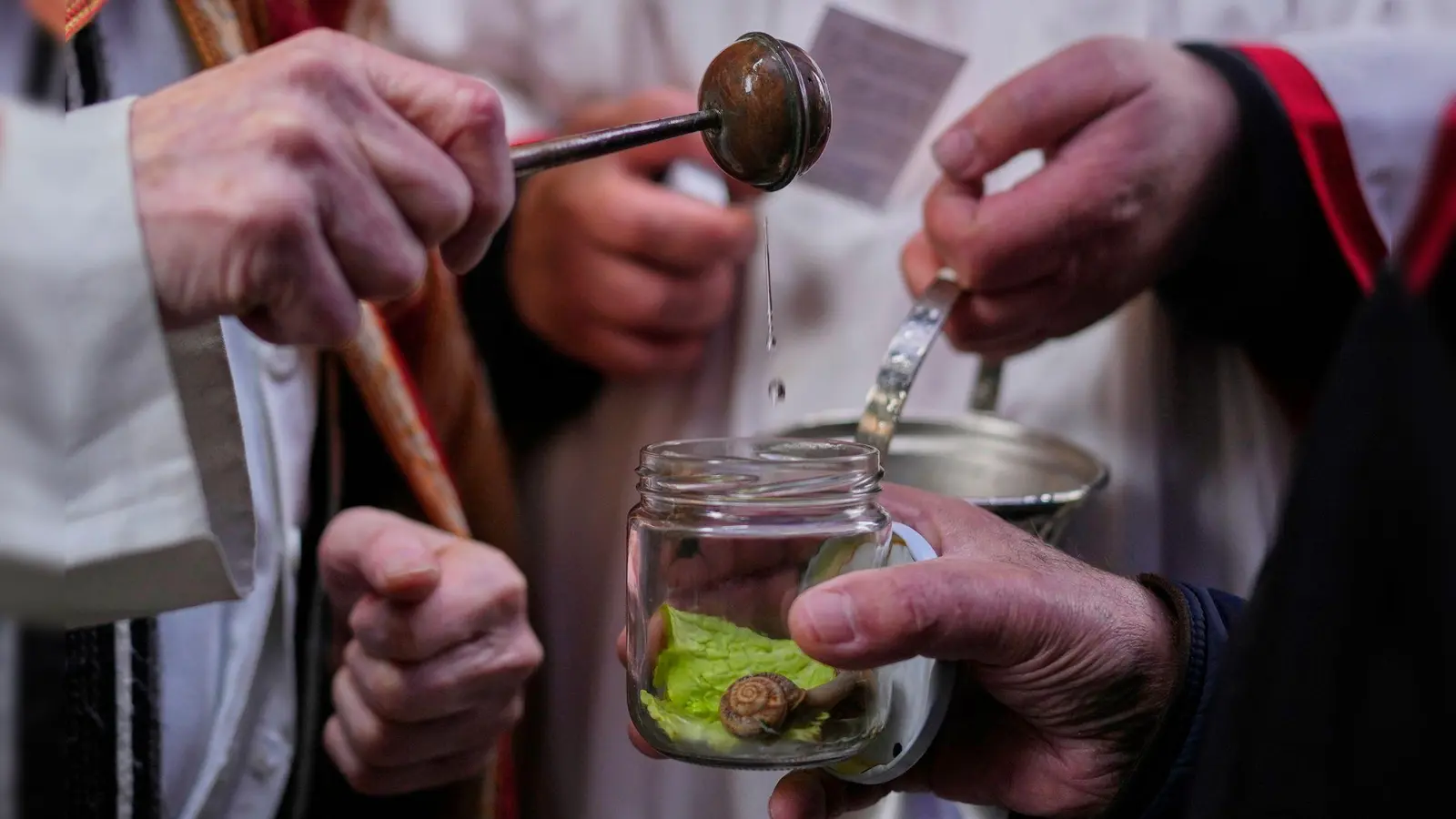 Die Tradition der katholischen Tiersegnung geht auf das Mittelalter zurück. Früher ließen die Bauern ihr Vieh segnen, heute sind es vor allem Städter, die ihre Lieblinge immer an einem 17. Januar, dem Fest von San Antón, dem Schutzeiligen der Tiere, zur Kirche tragen.  (Foto: Manu Fernandez/AP/dpa)