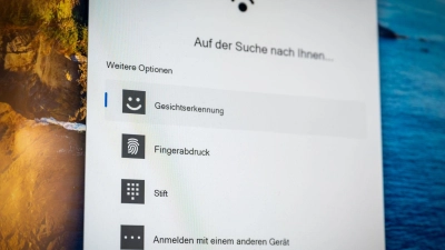 Passwortloses Anmelden mit Passkeys in Windows 11 läuft über die bekannte Anmeldeoberfläche Hello mit Gesichtserkennung, Fingerabdruckscan oder PIN - und neuerdings auch in Kooperation mit Passwortmanagern von Drittanbietern, in denen die Passkeys lagern. (Foto: Nico Tapia/dpa-tmn)