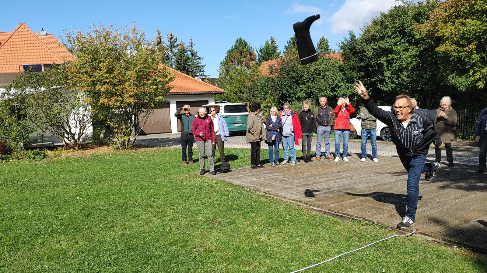 Höhenflug: Reijo Ranki holt aus und wirft seinen Gummistiefel. Den Sieg verfehlt er am Ende nur knapp. (Foto: Katrin Merklein)