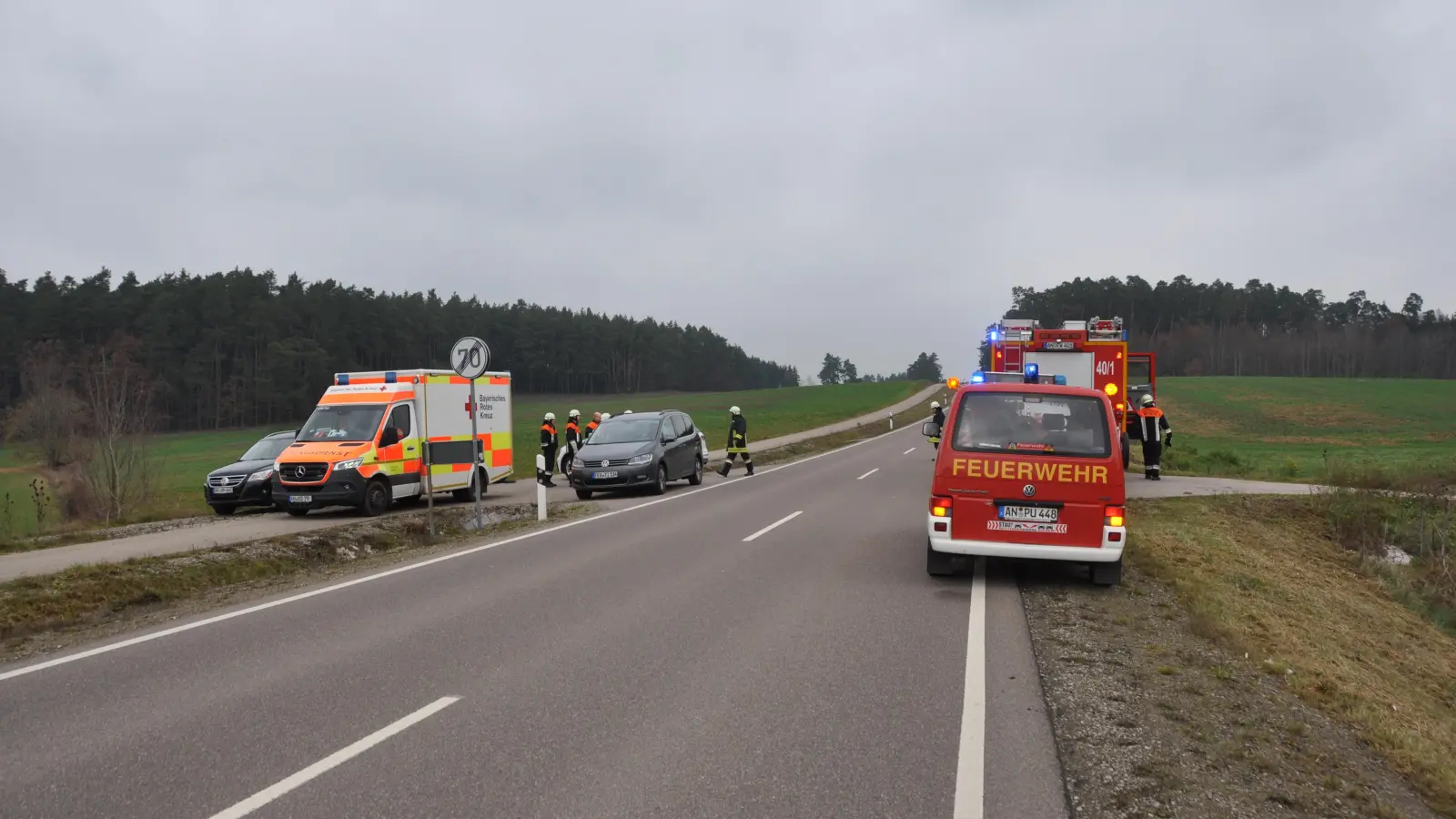 An der Staatsstraße 2248 zwischen Limbach und Leibelbach postierten sich Feuerwehr und Rotes Kreuz wegen eines vermeintlichen Waldbrandes - doch es erwies sich als falscher Alarm.  (Foto: Wolfgang Grebenhof)