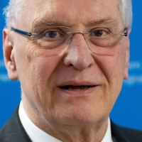 Joachim Herrmann (CSU) ist einer der wichtigsten Minister im Kabinett von Ministerpräsident Markus Söder. Ob er bei der nächsten Landtagswahl nochmals antreten wird, will er aber erst im kommenden Jahr entscheiden. (Archivbild)  (Foto: Sven Hoppe/dpa)