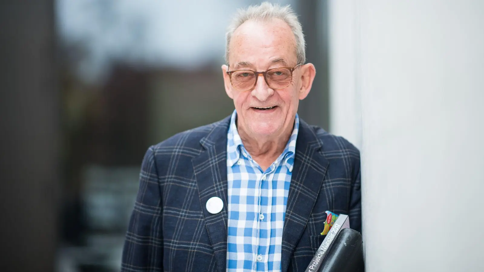 Kasper König bei einer Ausstellung im Jahr 2017 in Münster. Der Kunstprofessor ist im Alter von 80 Jahren gestorben. (Foto: Guido Kirchner/dpa)