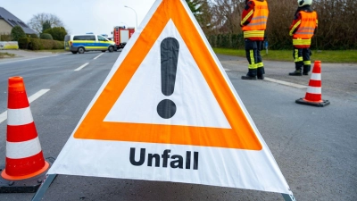 Ein Jugendlicher erlitt Verletzungen, als er am Samstagnachmittag auf einer Staatsstraße bei Markt Bibart beim Linksabbiegen von einem unaufmerksamen Autofahrer überholt und gestreift wurde. (Symbolbild: dpa/Stefan Sauer)