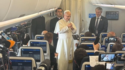 Der Papst kam im Flugzeug zu den mitreisenden Journalisten. (Foto: Christoph Sator/dpa)