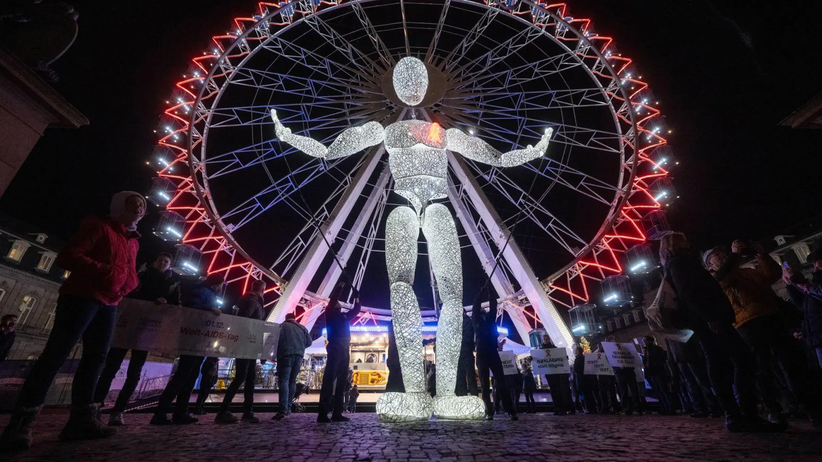 Eine Leuchtpuppe macht auf den Welt-Aids-Tag aufmerksam. (Foto: Marijan Murat/dpa)
