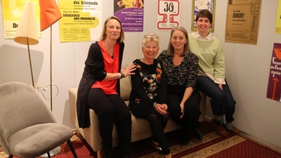 Im Wohnzimmer der Dinkelsbühler Theatergeschichte: Ute Heiß, Helga Wahrlich-Troemer, Jasmin Meindl und Rebecca Schiepek (von links). (Foto: Martina Haas)