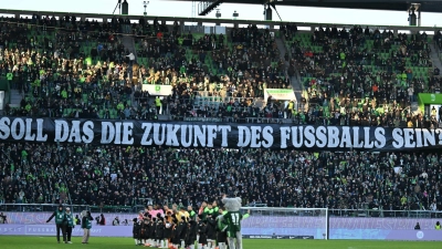 Die organisierten Fans wehren sich gegen geplante Maßnahmen durch die Politik.   (Foto: Swen Pförtner/dpa)