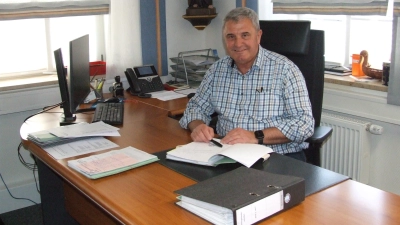 Jürgen Nägelein in seinem Amtszimmer in Arbergs Rathaus. Drei Amtsperioden lang leitete er als Bürgermeister die Geschicke der Kommune. (Foto: Jasmin Kiendl)