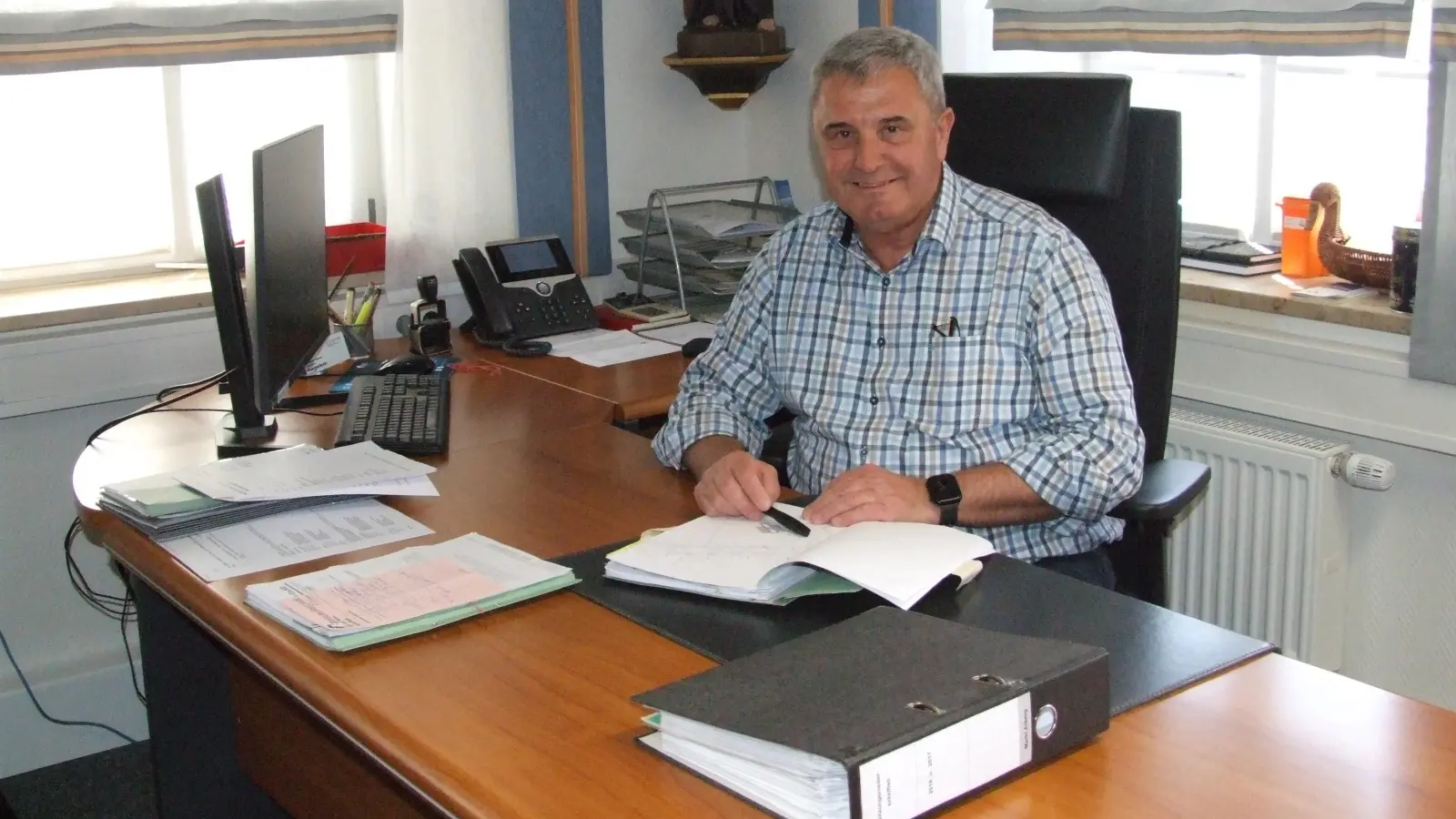 Jürgen Nägelein in seinem Amtszimmer in Arbergs Rathaus. Drei Amtsperioden lang leitete er als Bürgermeister die Geschicke der Kommune. (Foto: Jasmin Kiendl)