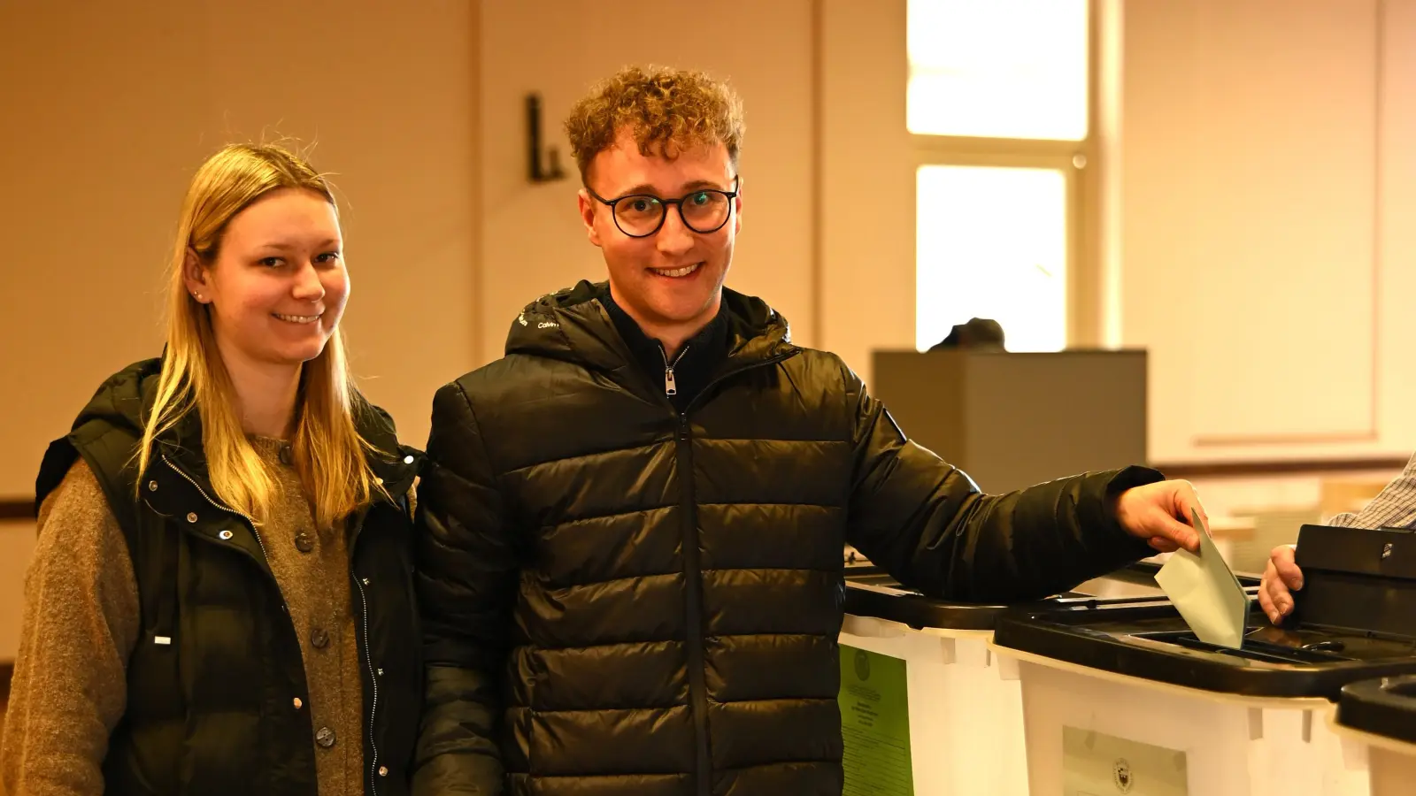 Marco Meier kandidiert als Bürgermeister von Ornbau und als Ansbacher Landrat. Ins Wahllokal kam er mit seiner Partnerin Selin Engelhardt.<br> (Foto: Daniel Gabor)