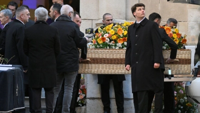 Der Sarg der Schauspielerin Brigitte Bardot wird zur Trauerfeier in die Kirche Notre-Dame de l'Assomption getragen. (Foto: Philippe Magoni/AP/dpa)