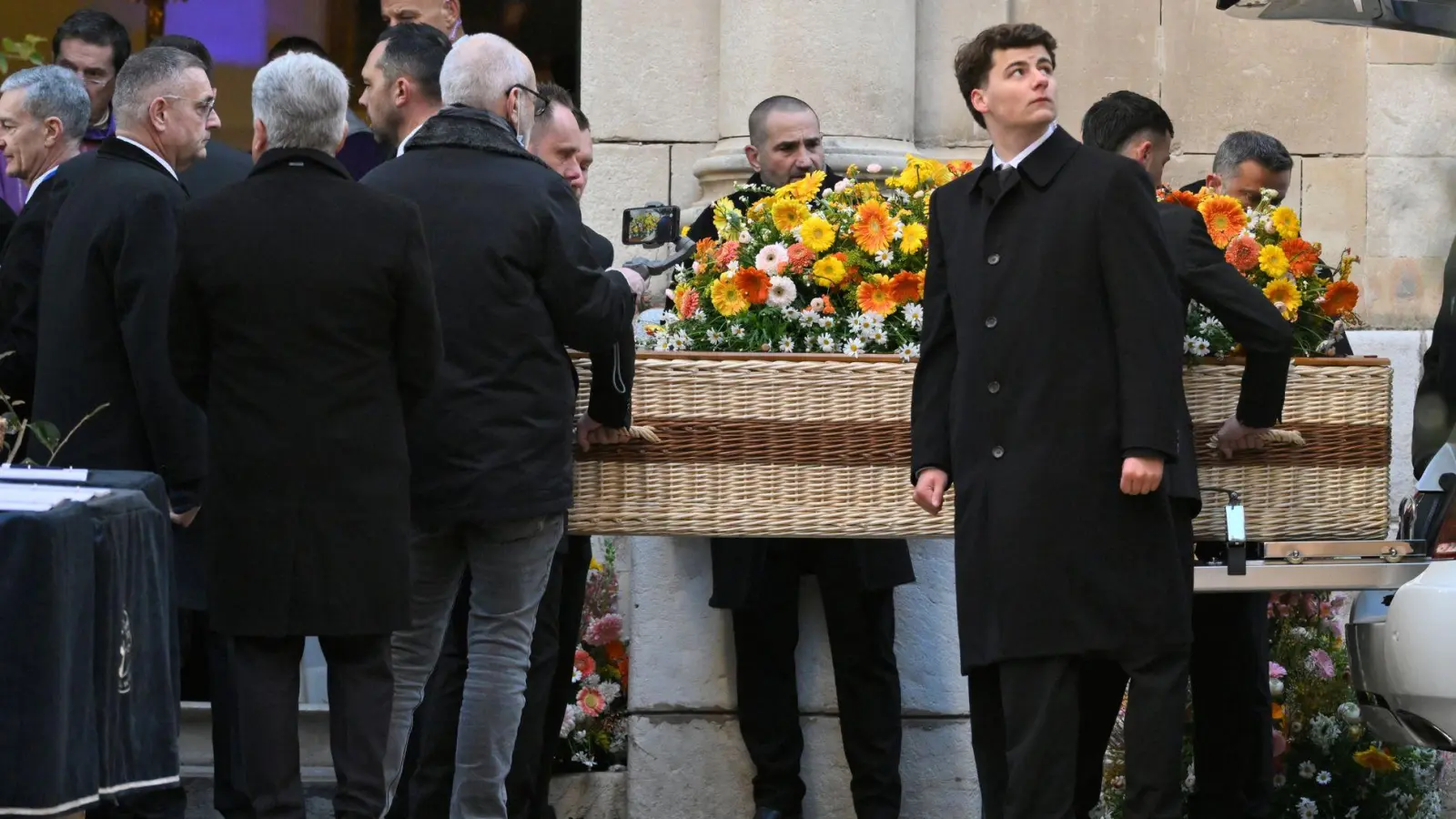 Der Sarg der Schauspielerin Brigitte Bardot wird zur Trauerfeier in die Kirche Notre-Dame de l'Assomption getragen. (Foto: Philippe Magoni/AP/dpa)