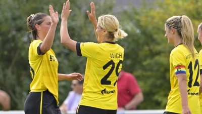 Die Frauen des SV Weinberg wollen, wie hier Meike Bohn, Lisa Wich und Anna Hofrichter (von links) im Spiel gegen Eintracht Frankfurt, auch gegen die Offenbacher Kickers viele Tore feiern. (Archivbild: Martin Rügner)