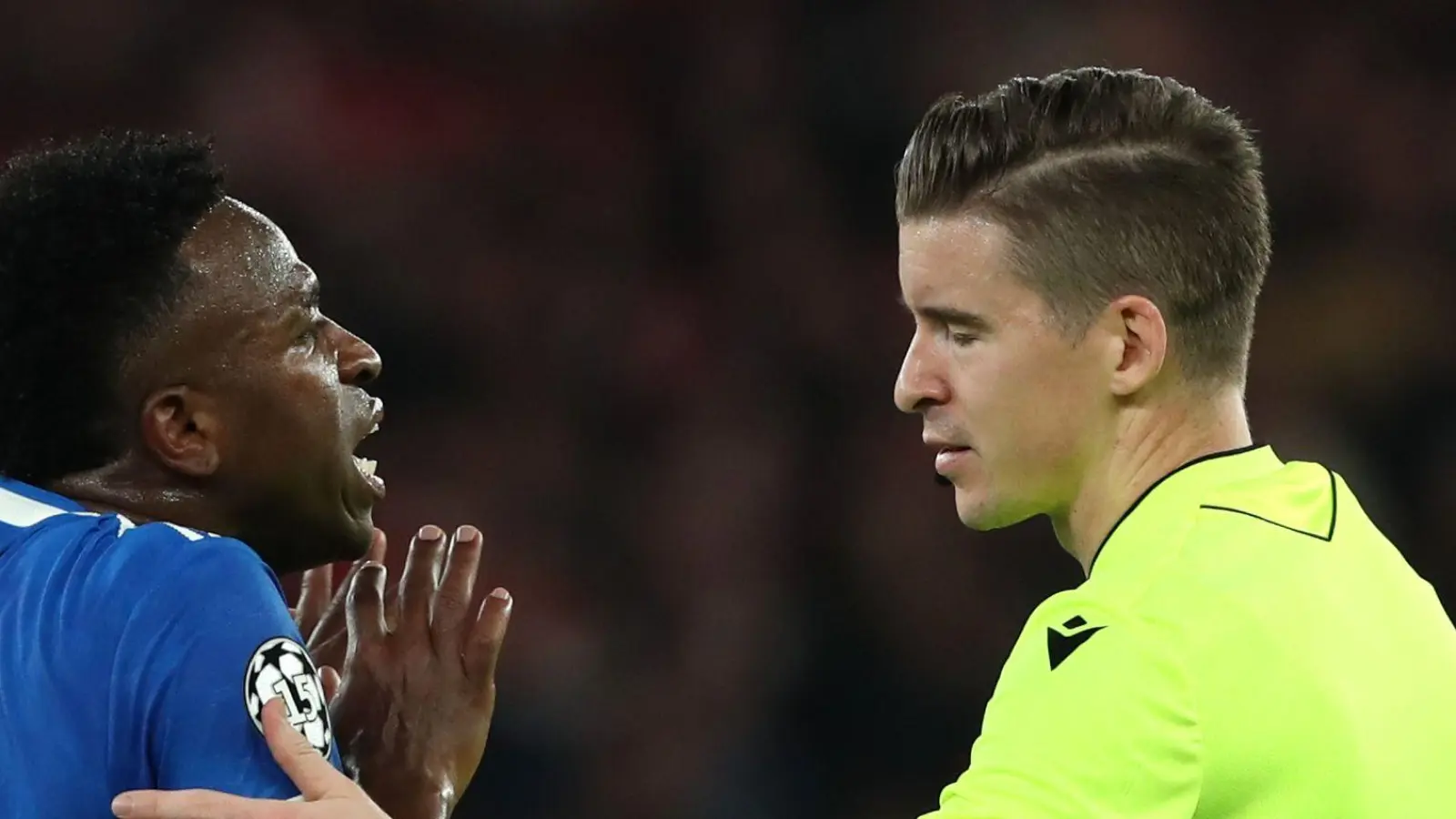 Real Madrids Vinícius Junior im Gespräch mit Schiedsrichter Francois Letexier. (Foto: Pedro Rocha/AP/dpa)