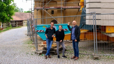 Im Haus B der Spitalanlage (im Hintergrund) entstehen im ersten Obergeschoss unter anderem Räume für das Landestheater Dinkelsbühl. Wie die künstlerische Arbeit der Bühne im kommenden Winter aussieht, stellten am Dienstag Intendant Peter Cahn, Dramaturgin Miriam Locher und OB Dr. Christoph Hammer (von rechts) vor. (Foto: Martina Haas)