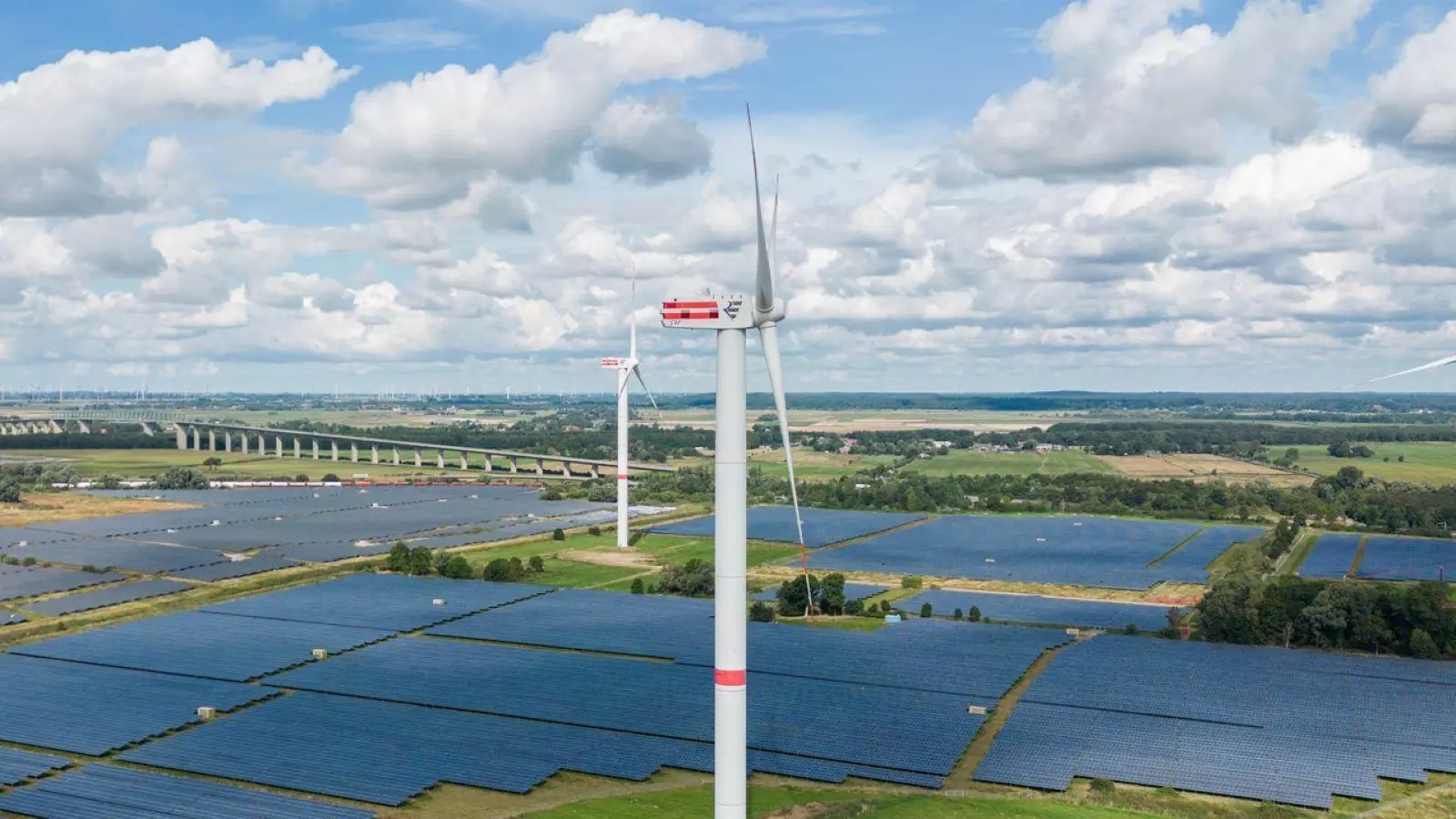 Fast 90 Prozent der Bevölkerung äußern Zustimmung zum Ausbau erneuerbarer Energien. Der Wert ist in den vergangenen Jahren stabil geblieben. (Symbolbild) (Foto: Daniel Reinhardt/dpa)