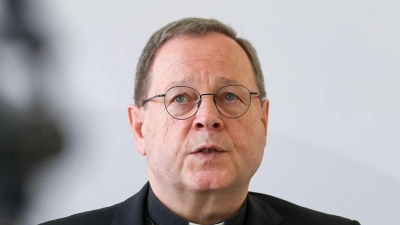 Der Limburger Bischof Georg Bätzing suspendierte den Pfarrer, der um einen Verzicht auf das Priesteramt gebeten hatte. (Archivbild) (Foto: Daniel Löb/dpa)