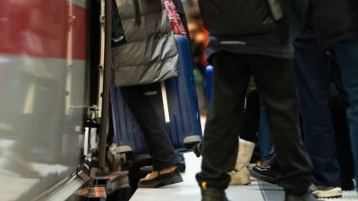 Über die Feiertage verreisen viele Menschen mit der Bahn. (Archivbild)  (Foto: Markus Lenhardt/dpa)