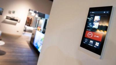 Licht, Temperatur, Rollos: Steht eine Modernisierung der Elektroinstallation an, ist es sinnvoll, Smart-Home-Funktionen gleich mitzudenken. (Foto: Franziska Gabbert/dpa-tmn)