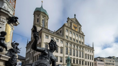 Die beiden Männer nutzten ein Gerüst, das derzeit für Sanierungsarbeiten am Augsburger Rathaus steht. (Archivbild) (Foto: Stefan Puchner/dpa)