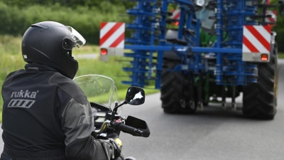 Geduld statt Risiko: Überholen von Erntefahrzeugen ist oft gefährlich, besonders bei unübersichtlichen Strecken. (Foto: David Hammersen/dpa/dpa-tmn)
