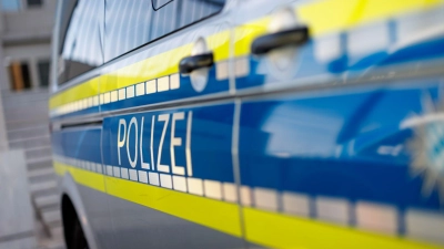 Die Polizei nimmt die Bauarbeiter fest. (Symbolbild) (Foto: Daniel Karmann/dpa)