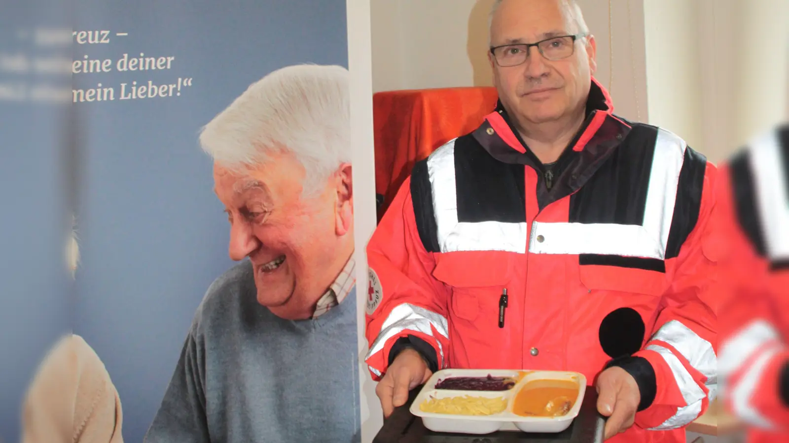 Wer den Menü-Service des Roten Kreuzes in Bad Windsheim nutzt, dem liefert Jörg Böhrer Mahlzeiten an die Tür. (Foto: Hans-Bernd Glanz)