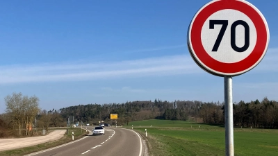 Auf der Staatsstraße 2419 zwischen Dombühl und Wörnitz wurde die Höchstgeschwindigkeit auf 70 Stundenkilometer begrenzt, da es hier wiederholt zu Unfällen kam. (Foto: Straßenmeisterei Feuchtwangen)