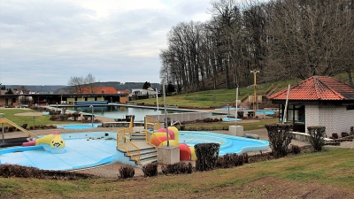 Das Freibad in Lichtenau hält noch Winterschlaf. Am 17. Mai wird die neue Freibadsaison öffnet. (Foto: Diane Mayer)