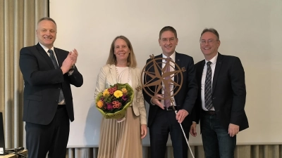 Gemeinsam mit seiner Frau Karin nahm Landrat Dr. Jürgen Ludwig die Glückwünsche des CSU-Kreisvorsitzenden Jan Helmer (links) und von Wahlleiter Herbert Lindörfer (rechts) zu seiner erneuten Nominierung entgegen.  (Foto: Thomas Schaller)