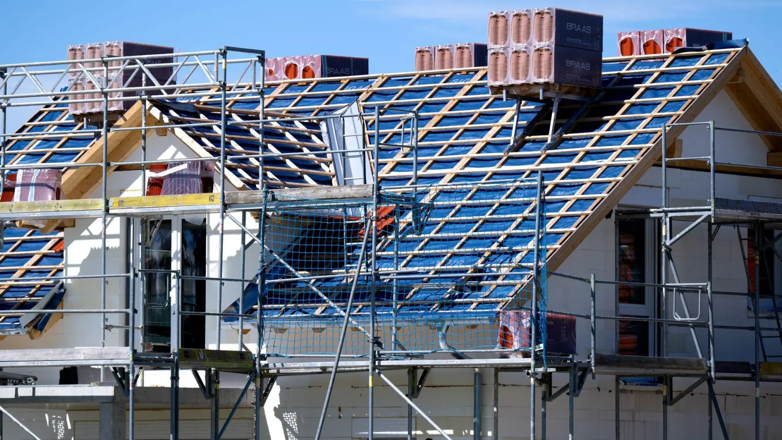 Gestiegene Kreditzinsen macht den Immobilienkauf einmal mehr teurer. (Symbolbild) (Foto: Sven Hoppe/dpa)