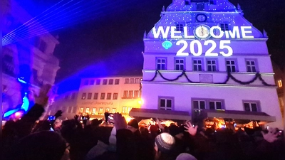 Die Fassade der Ratstrinkstube diente als Projektionsfläche für ein buntes Lichter-Feuerwerk. (Foto: Margit Schwandt)