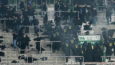 Polizei-Einsatz im Gästeblock nach dem Nordderby zwischen Werder Bremen und dem Hamburger SV. (Foto: Carmen Jaspersen/dpa)
