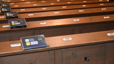 An den Bänken in der Stiftskirche finden sich nach wie vor weiße Schildchen mit den Namen der früheren Platzinhaber. Einst war dieser Brauch in evangelischen Kirchen in Franken weit verbreitet. (Foto: Erich Herrmann)