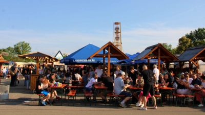 Der neue Biergarten, hier am Freitag, steht am alten Platz des Autoscooters. Das Fahrgeschäft ist an den ehemaligen Festzeltplatz gewandert. (Foto: clk)