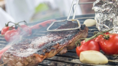 Blöd, wenn es ausgerechnet jetzt anfängt zu regnen. Den glühenden Grill dann in geschlossene Räume zu verlegen, ist allerdings sehr gefährlich. (Foto: Christin Klose/dpa Themendienst/dpa)