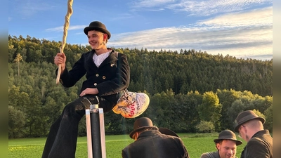 Einmal übers Heimat-Ortsschild: Auch dieses Ritual gehört dazu, wenn man zur Walz aufbricht wie Paul Tischer. (Foto: Frank Tischer)