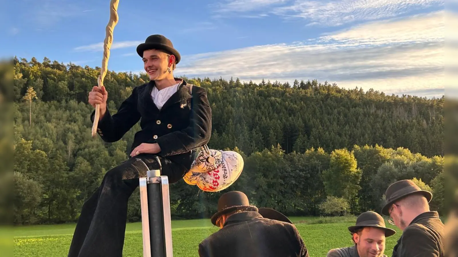Einmal übers Heimat-Ortsschild: Auch dieses Ritual gehört dazu, wenn man zur Walz aufbricht wie Paul Tischer. (Foto: Frank Tischer)