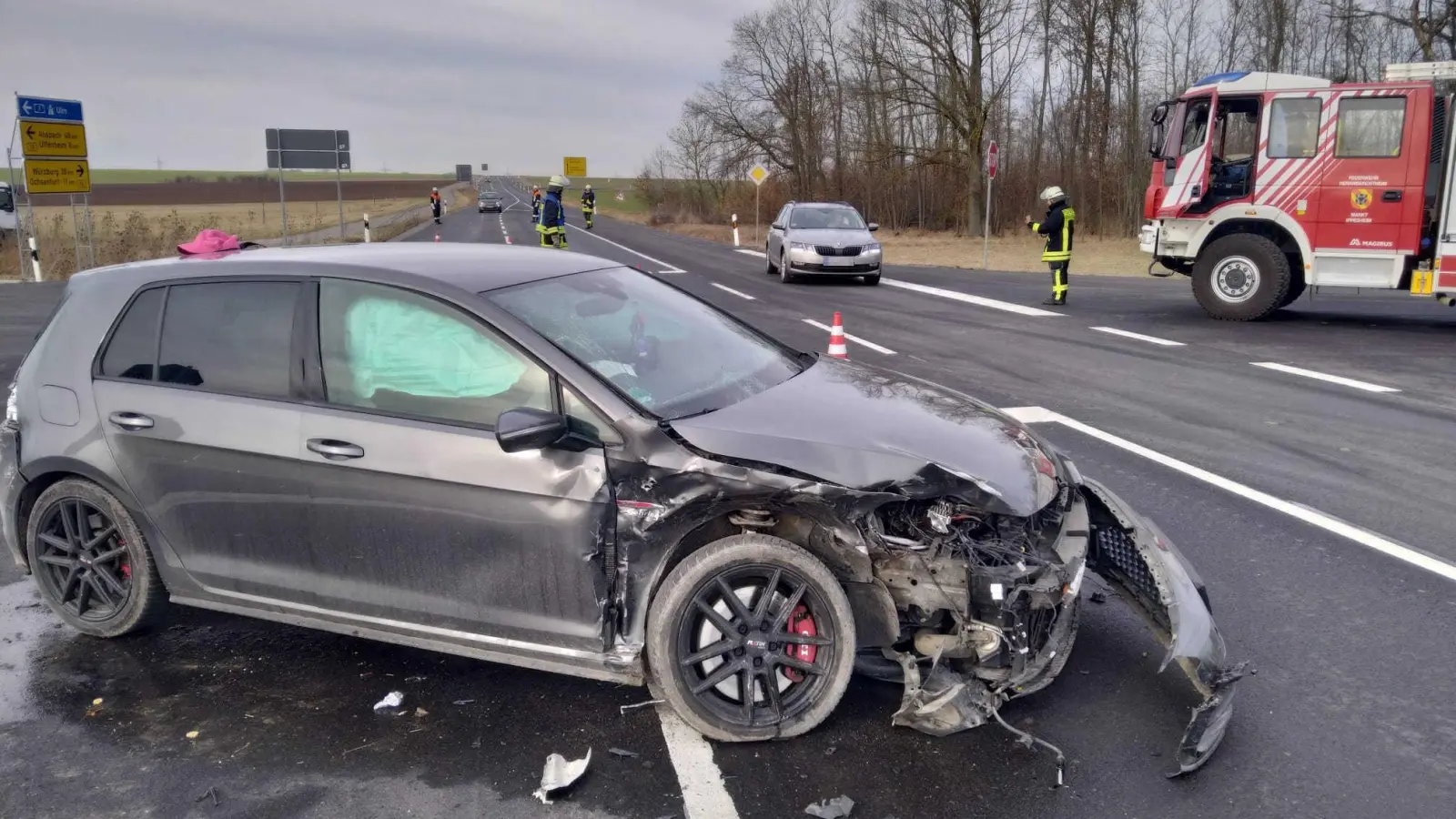 Automatisch verständigte eines der beiden Autos, die auf der B13 zusammenstießen, die Rettungskräfte.  (Foto: Bernd Dingfelder )