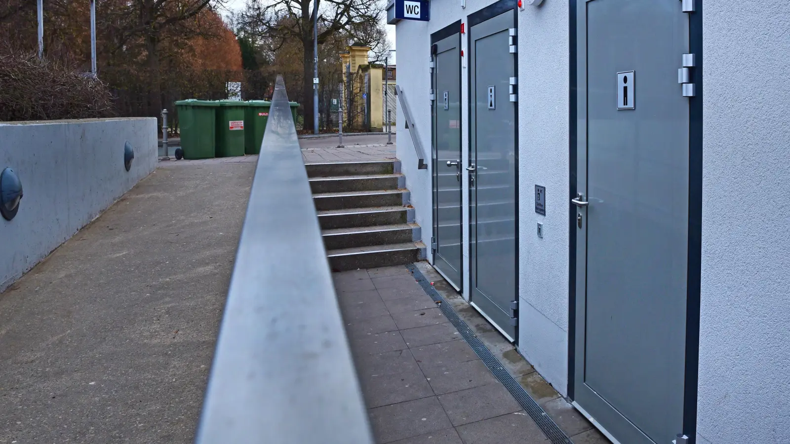 An der neuen Toilettenanlage am Theater Ansbach gibt es immer wieder Schäden zu beklagen. (Foto: Sarina Schwinn)