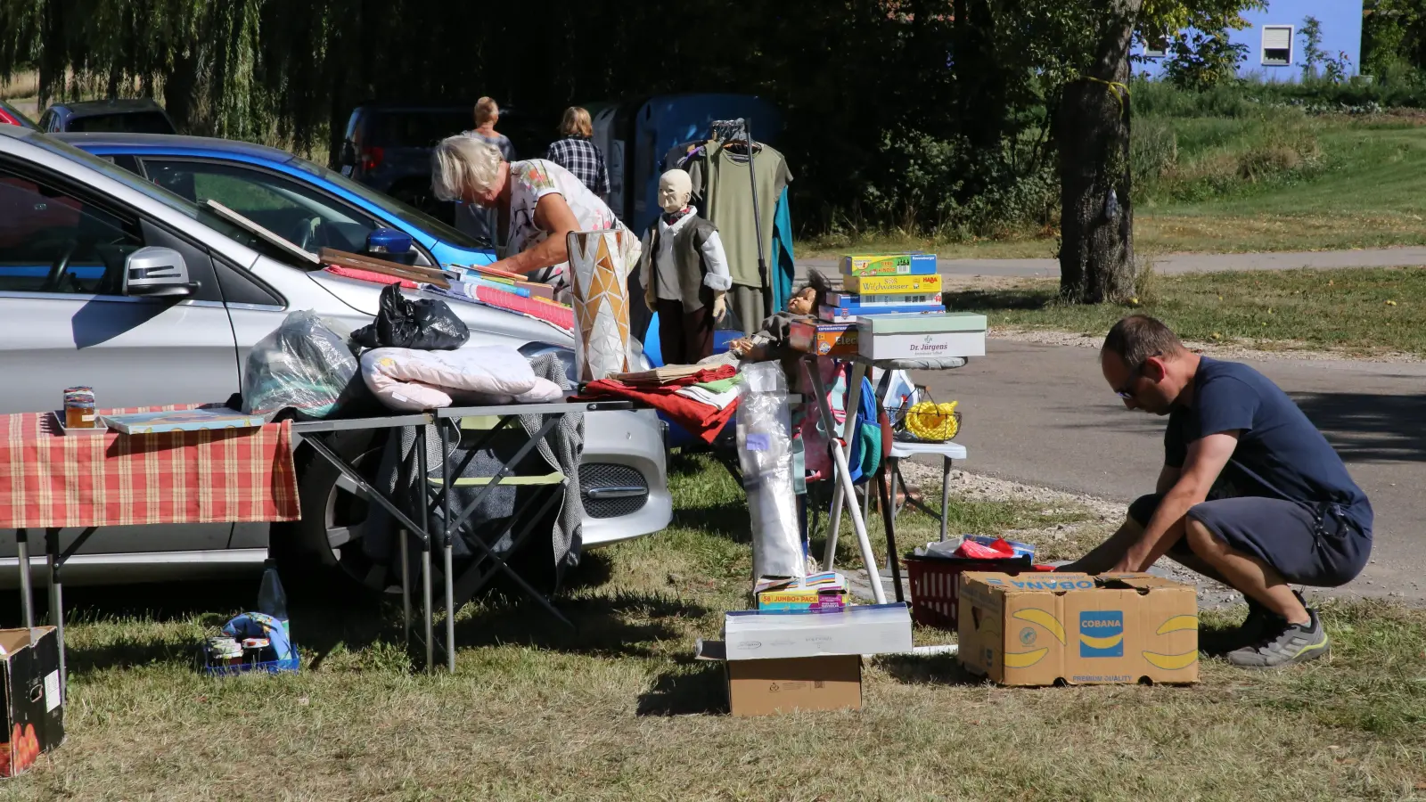 Ein Flohmarkt ohne professionelle Händler: Rund 40 Anbieter stellten in Steinersdorf ihre Waren auf. (Foto: Alexander Biernoth)