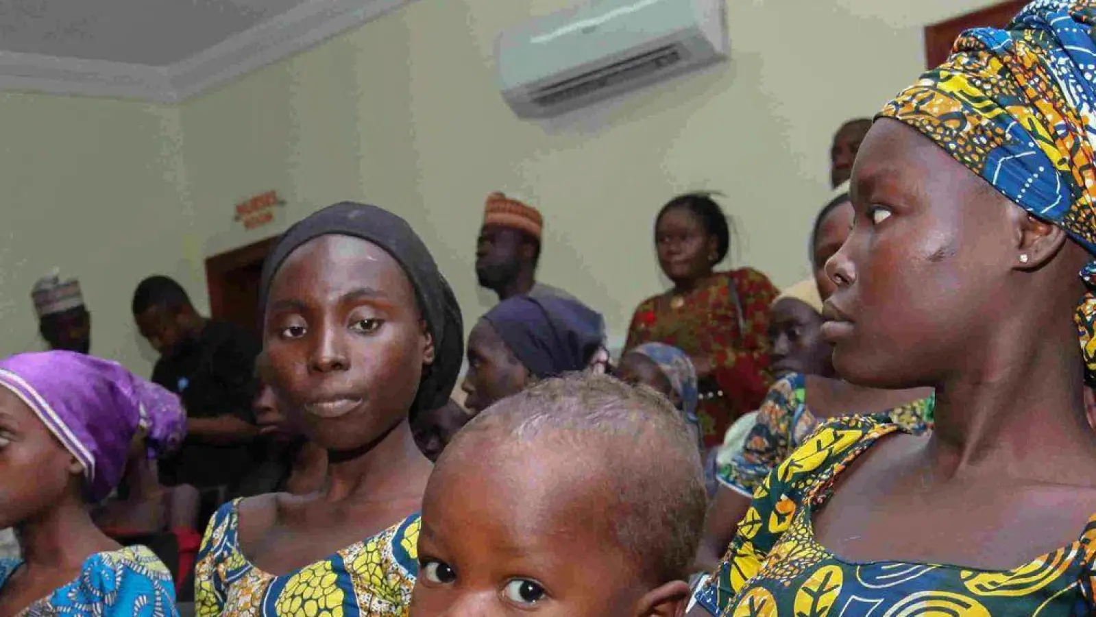 Mädchen aus Chibok, die zuvor aus der Hand islamistischer Extremisten befreit worden waren. (Archiv) (Foto: Str/dpa)