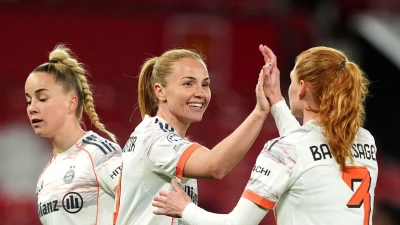Die Bayern-Fußballerinnen freuen sich auf das Rückspiel gegen Manchester United in der Allianz Arena. (Archivbild) (Foto: Martin Rickett/PA Wire/dpa)